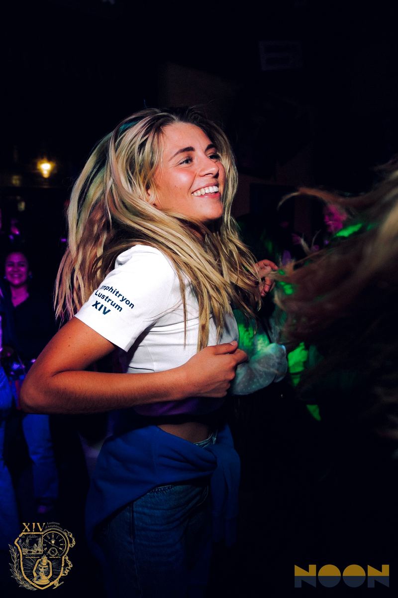 Eva lachend op het lustrumfeest van studentenvereniging Amphitryon